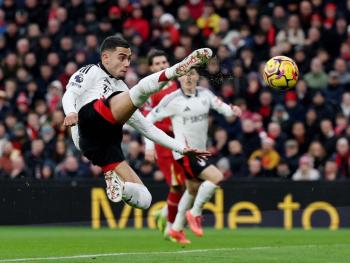 Raúl Jiménez y Fulham empatan con Liverpool pese a superioridad numérica