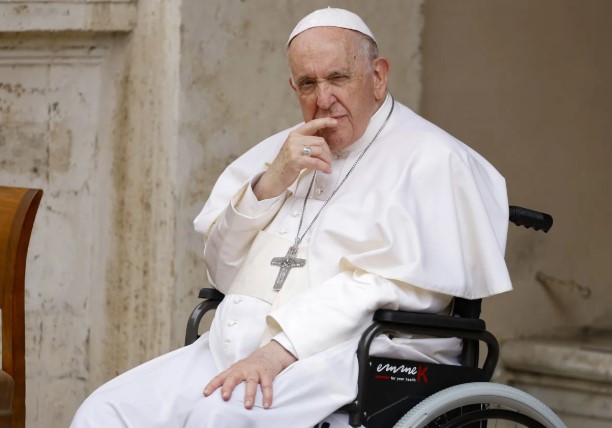El Papa Francisco sufre caída y se lesiona el brazo derecho