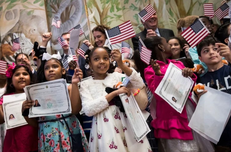 Trump firma orden ejecutiva para negar ciudadanía a hijos de inmigrantes indocumentados