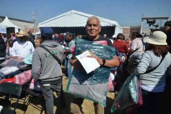 Entregan 4 mil cobijas en feria del bienestar en Tláhuac