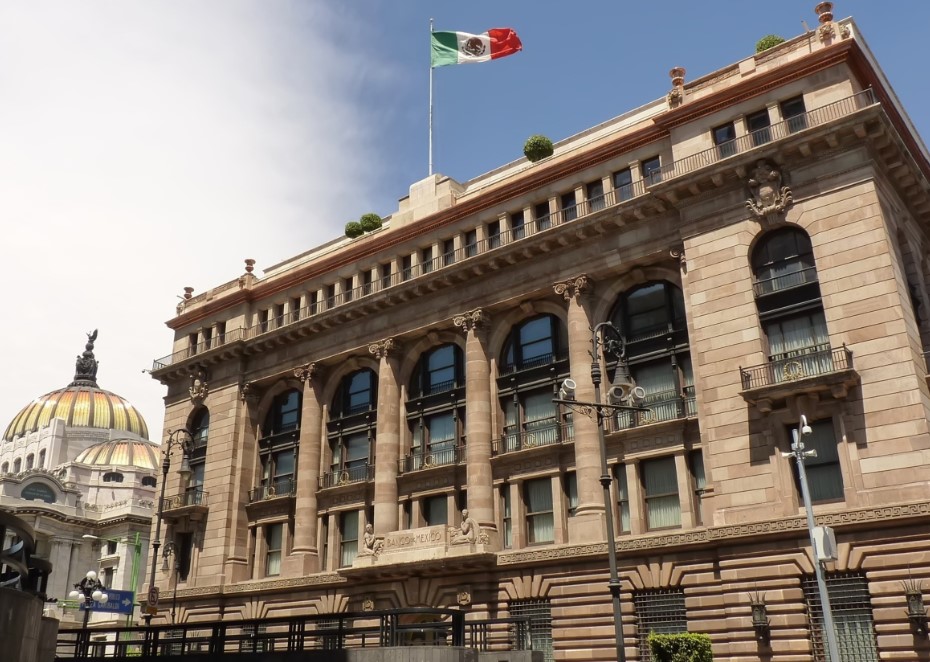 Banxico prevé crecimiento de 1.07% para el primer año de Sheinbaum