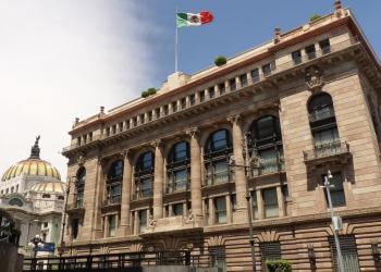 Banxico prevé crecimiento de 1.07% para el primer año de Sheinbaum