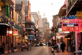 Bourbon Street: epicentro de la fiesta en Nueva Orleans durante el Super Bowl
