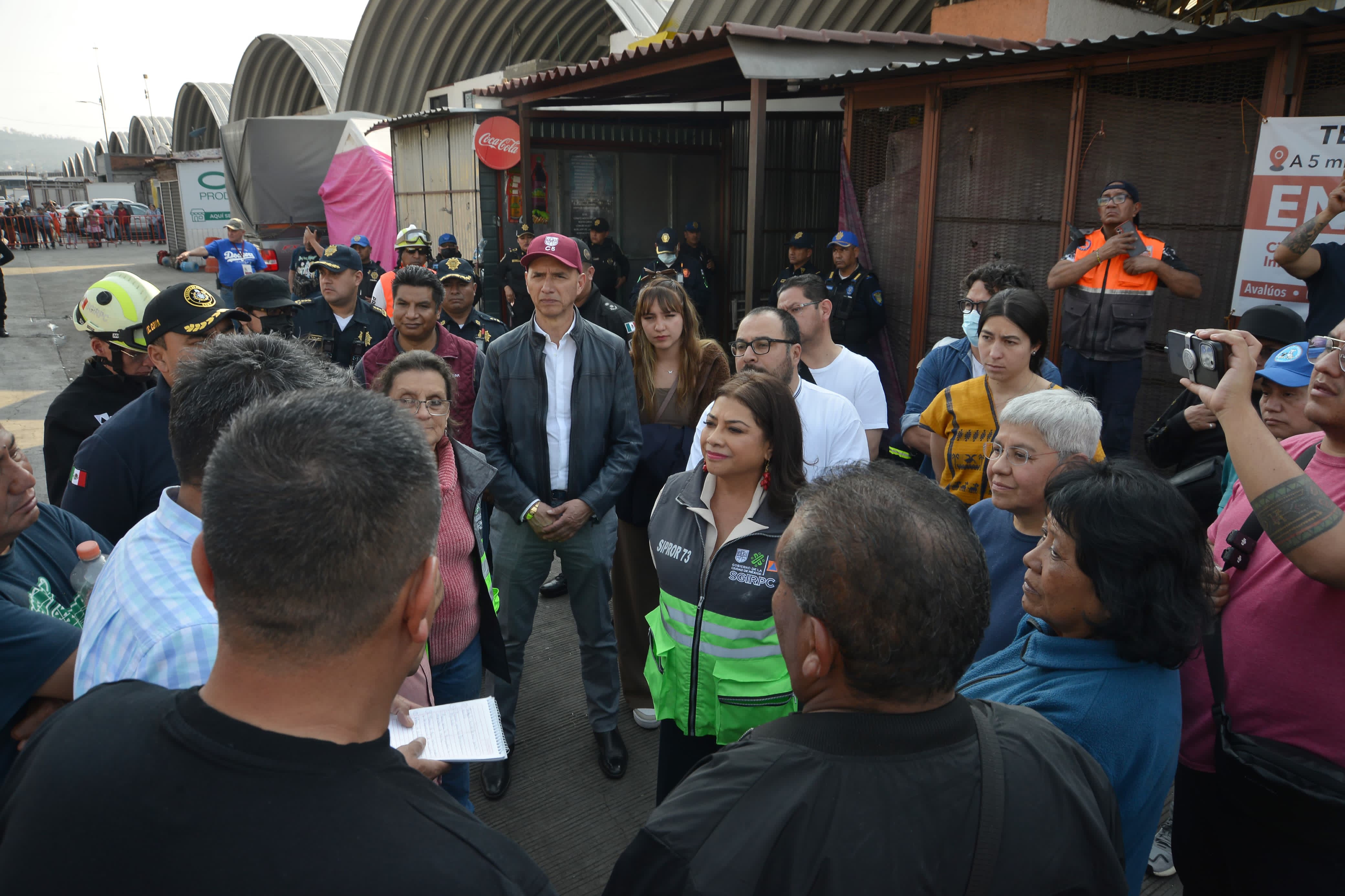 Clara Brugada anuncia apoyo a locatarios tras incendio en la Central de Abasto