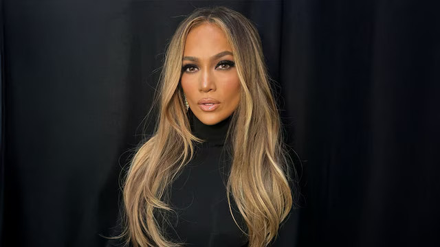 Jennifer Lopez deslumbra en los Grammys 2025 con un vestido de impacto