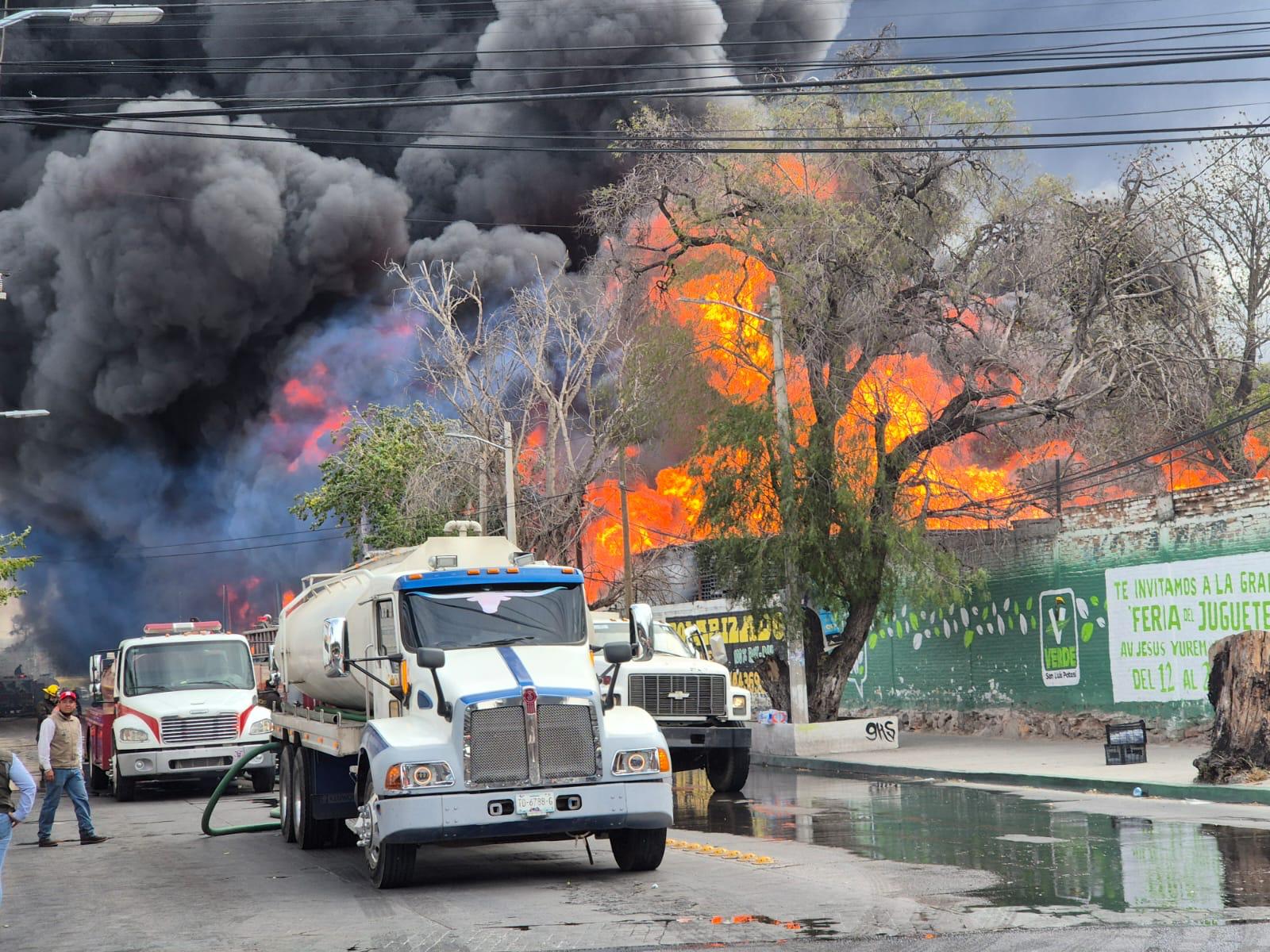 Segam emite alerta por deterioro de la calidad del aire tras incendio de tarimas en zona metropolitana de SLP