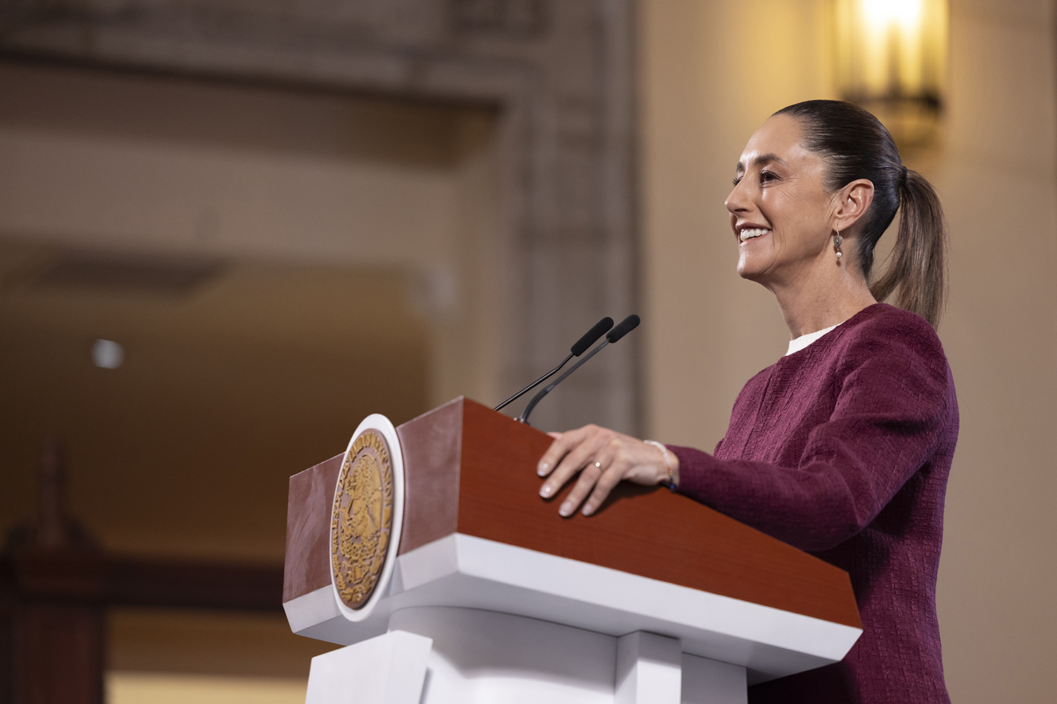 Presidenta Sheinbaum rechaza chantajes y defiende la integridad gubernamental frente a controversias