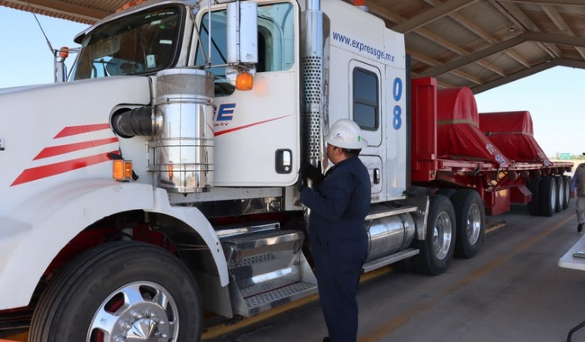 Capacitan a inspectores de autotransporte en Baja California para reforzar seguridad vial