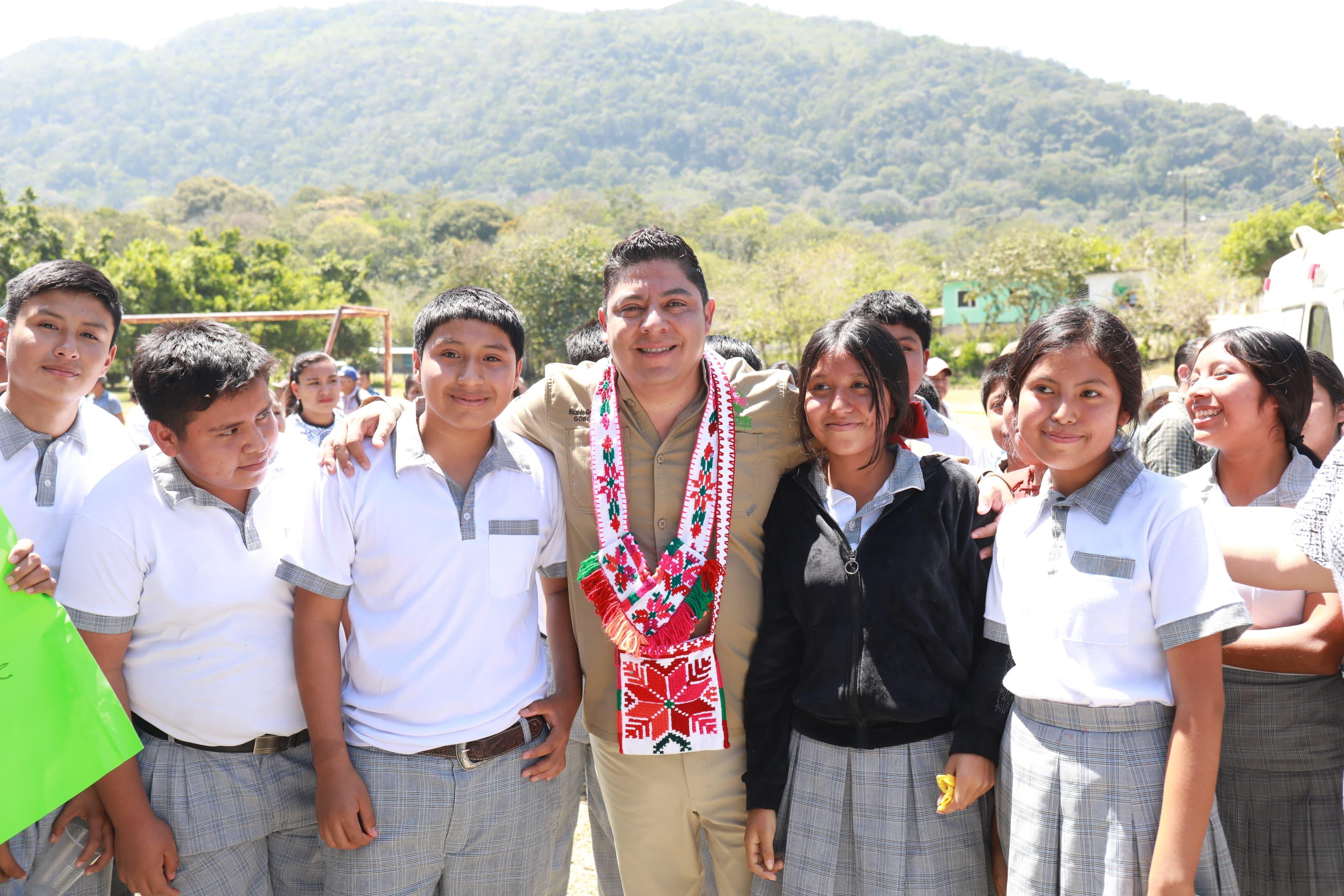 Ricardo Gallardo inicia obras educativas en Aquismón y entrega apoyos de seguridad alimentaria