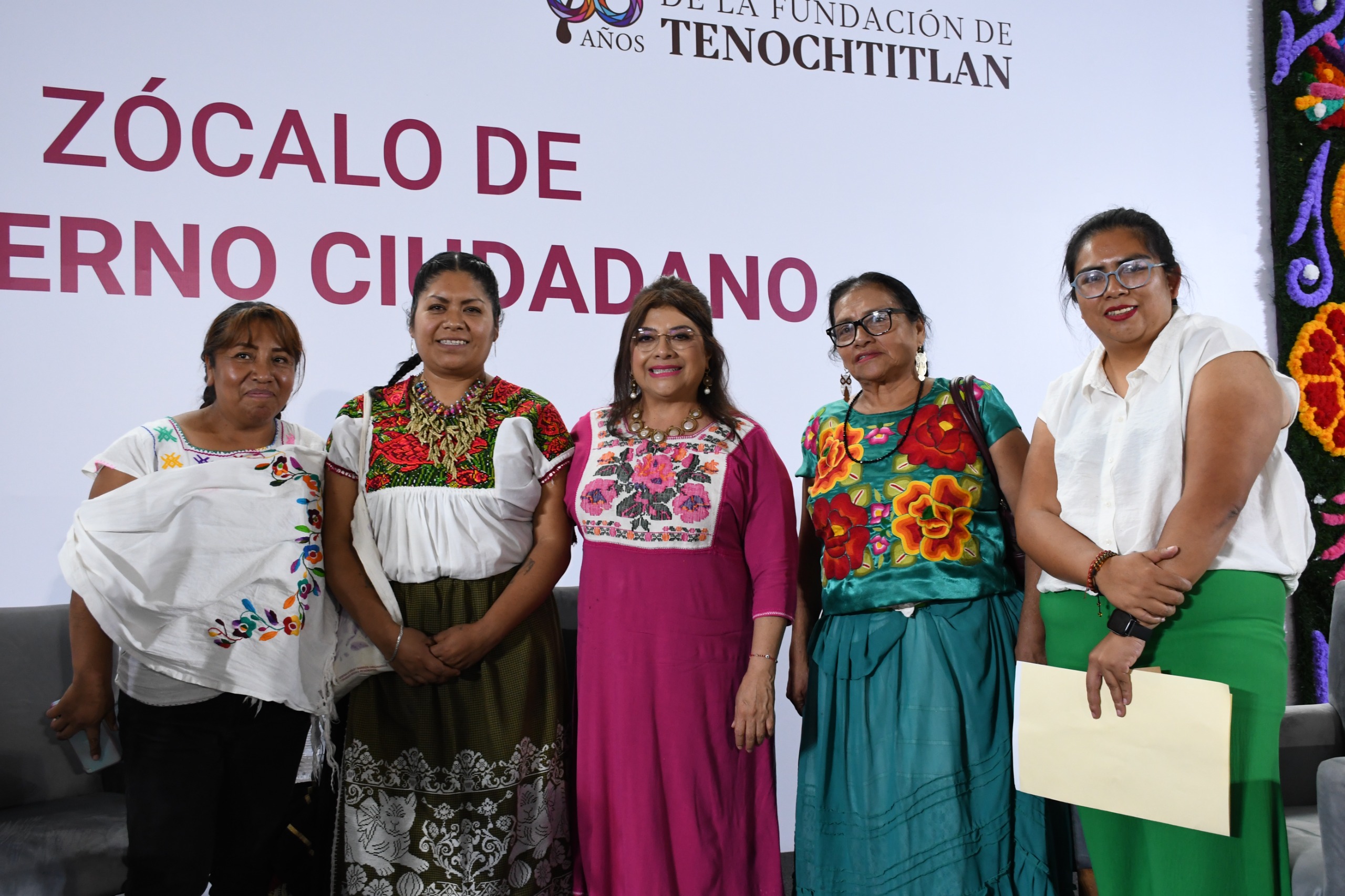 Clara Brugada recibe más de mil solicitudes en Zócalo de Gobierno Ciudadano