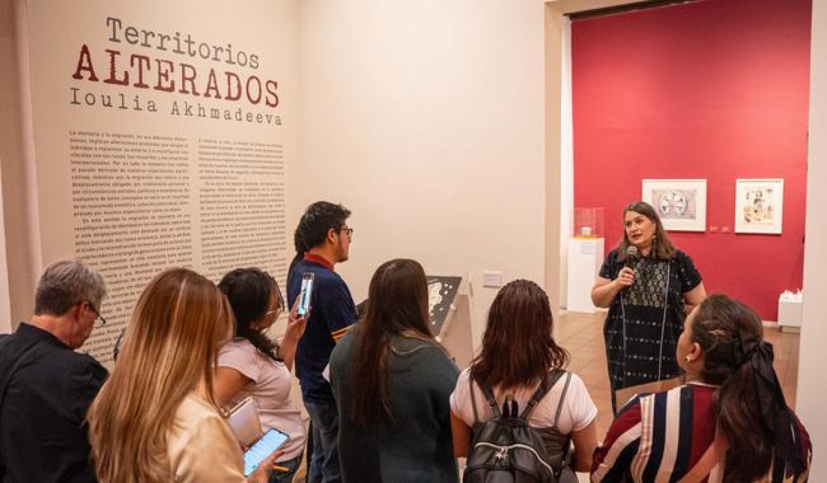 MUNAE presenta exposiciones de Joy Laville e Ioulia Akhmadeeva sobre memoria, migración y feminidad