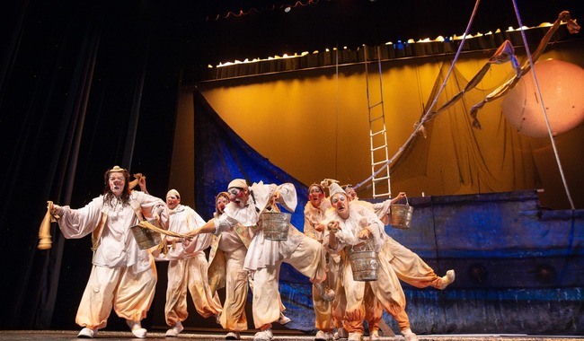 Obra 'El navío de los ingenuos' triunfa en festival internacional de teatro