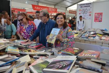 Gran remate de libros y jornada de lectura masiva convocan a miles en el zócalo de CDMX