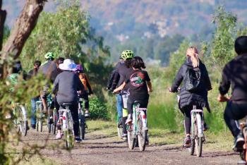 Invitan a recorrer en bici la ruta del ajolote para conocer la riqueza ecológica de Xochimilco