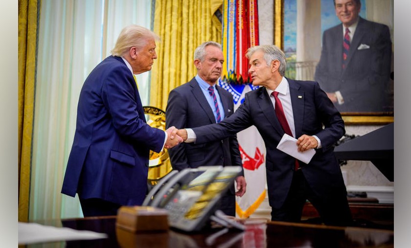 Se desmaya nieta del doctor Oz durante ceremonia con Trump en la Casa Blanca