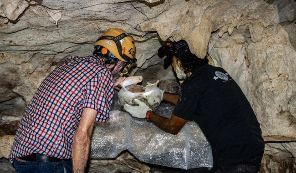 Recuperan olla prehispánica decorada en sistema de cavernas de Playa del Carmen