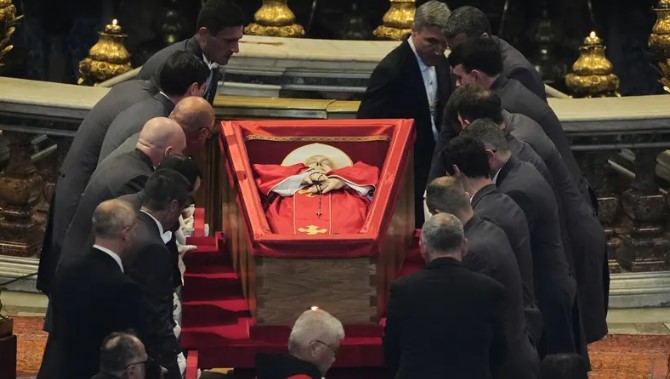 Drenaje de sangre: el método para conservar el cuerpo del papa Francisco antes del funeral
