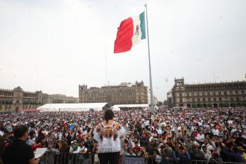 Clara Brugada encabeza el primer Lectódromo en el Zócalo para celebrar el Día Internacional del Libro
