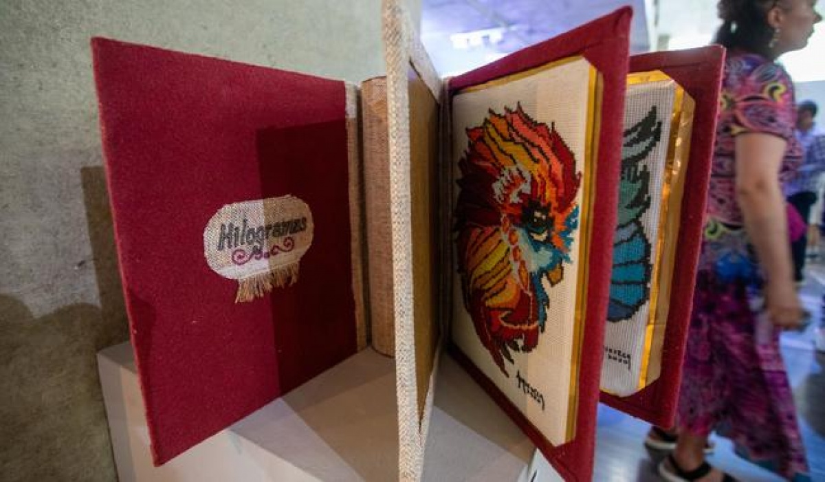 Exposición 'Otras formas de leer' transforma el libro en una experiencia sensorial en la Biblioteca Vasconcelos