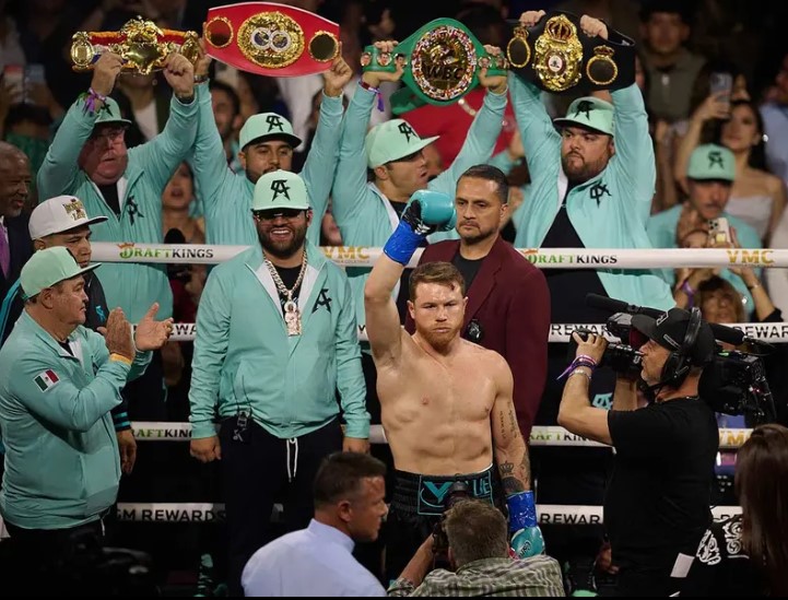 ‘Canelo’ Álvarez canta su corrido 'Martes 13' durante su estancia en Arabia Saudita