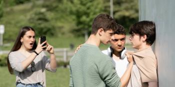 Qué es el happy slapping: la peligrosa moda de grabar agresiones para viralizarlas