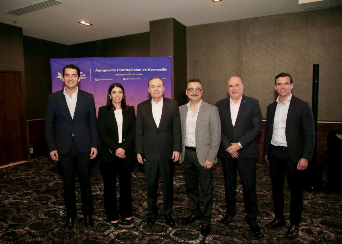 Gobernador de Sonora entrega becas y apoyos económicos en gira por el sur del estado