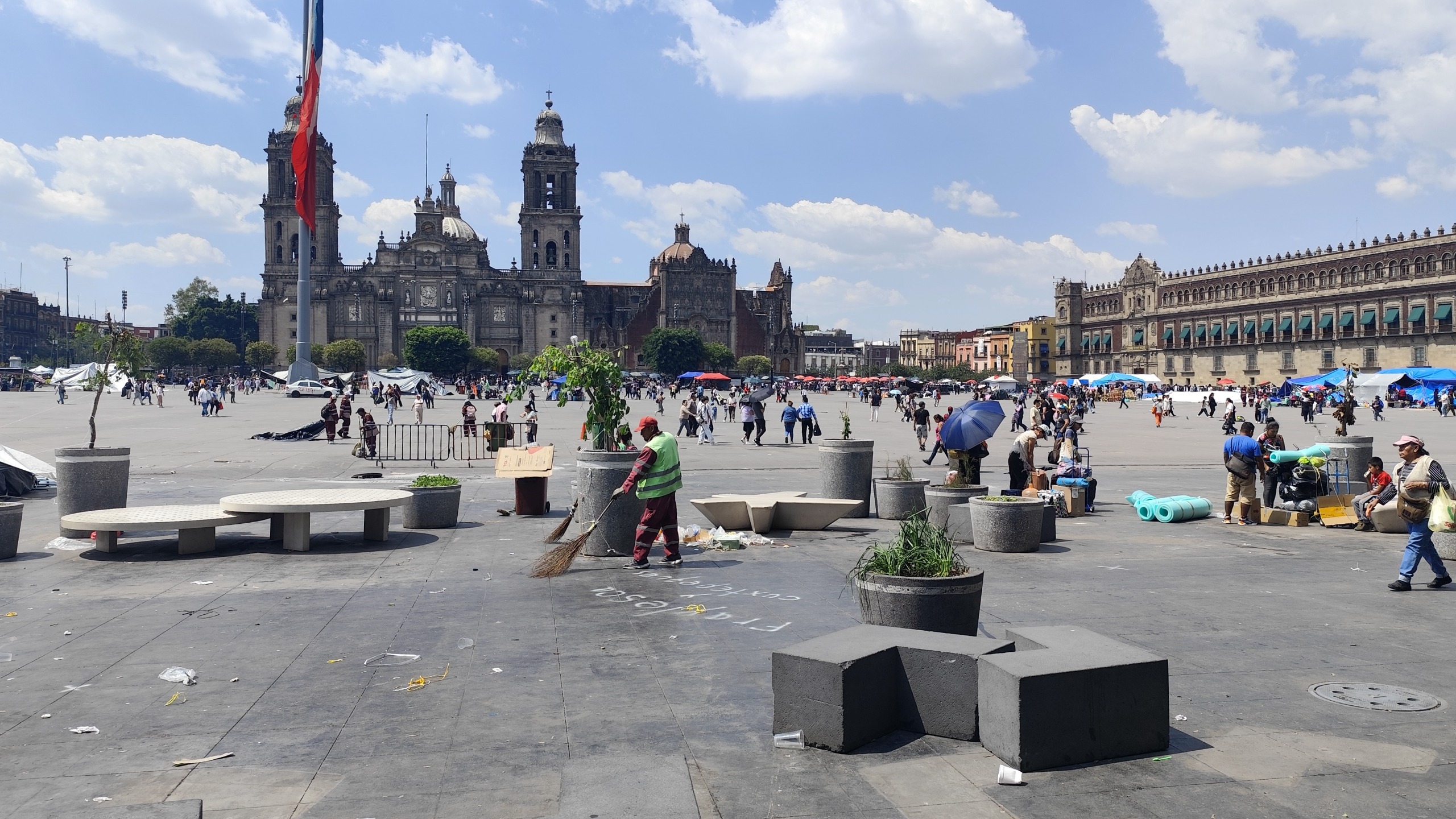 Gobierno capitalino limpia Zócalo y calles del Centro Histórico tras retiro del plantón de la CNTE