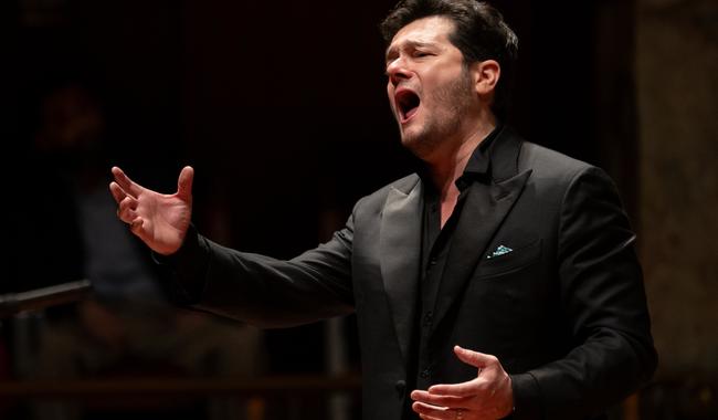 Arturo Chacón-Cruz celebra 25 años de carrera con ovacionada gala en Bellas Artes