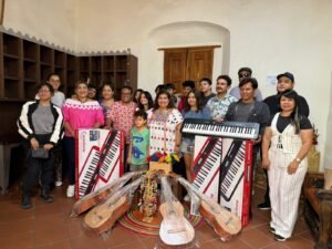 Gobierno de Guerrero entrega instrumentos musicales a escuela de arte en Taxco