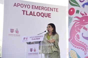 Clara Brugada entrega apoyos a más de 700 familias afectadas por lluvias en Iztapalapa