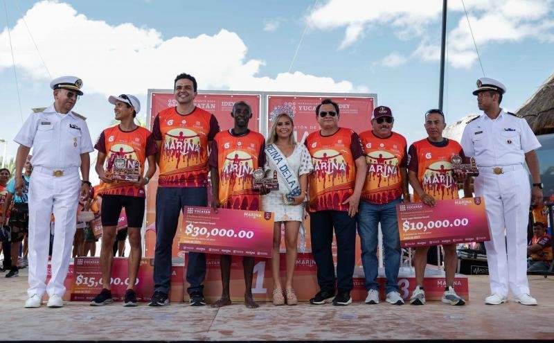 Gobernador Joaquín Díaz Mena premia a ganadores del Maratón de la Marina 2025 en Yucatán