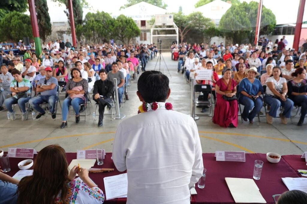 Gobierno de Oaxaca incrementa abasto de agua potable y anuncia obras sociales en Cinco Señores