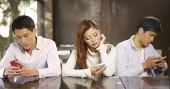 Phubbing: el hábito de ignorar por el celular que daña tus relaciones