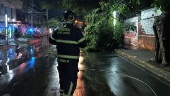 Fuertes lluvias provocan encharcamientos y apagones en alcaldías de CDMX