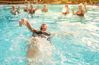 Cómo prevenir la otitis del bañista y otras infecciones comunes en piscinas