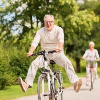 Montar bicicleta reduce hasta un 40% el riesgo de demencia, revela estudio