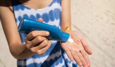 Uso diario de protector solar reduce riesgo de cáncer de piel, alerta Secretaría de Salud