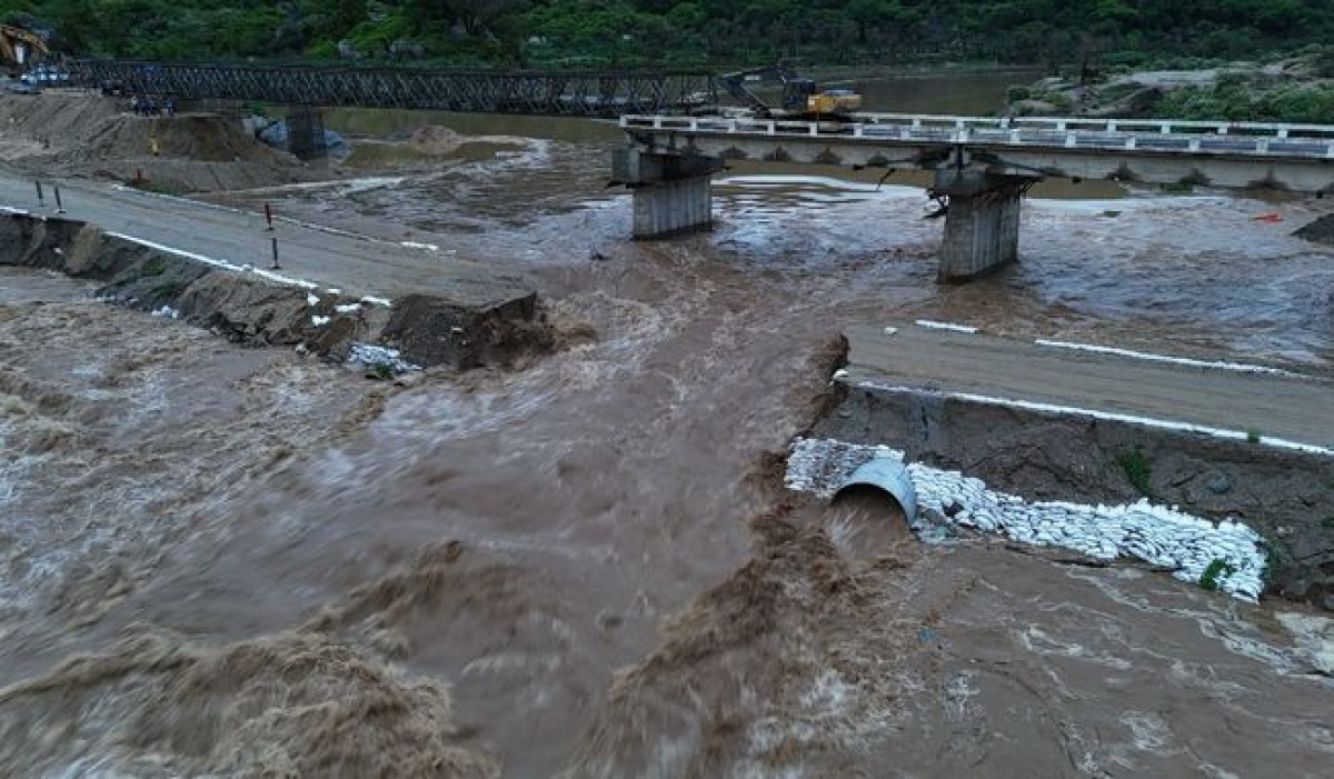 Tormenta tropical Dalila obliga al cierre total de la carretera Tierra Colorada-Ayutla-Cruz Grande