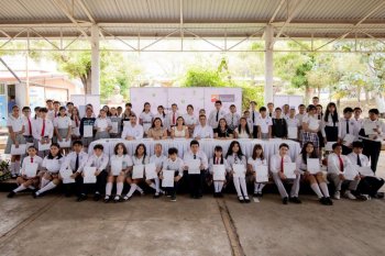 Gobernadora de Colima entrega becas Roberto Rocca a estudiantes destacados