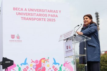 Gobierno de la CDMX entrega 10 mil becas para universitarios y anuncia meta de 100 mil beneficiarios en 2025