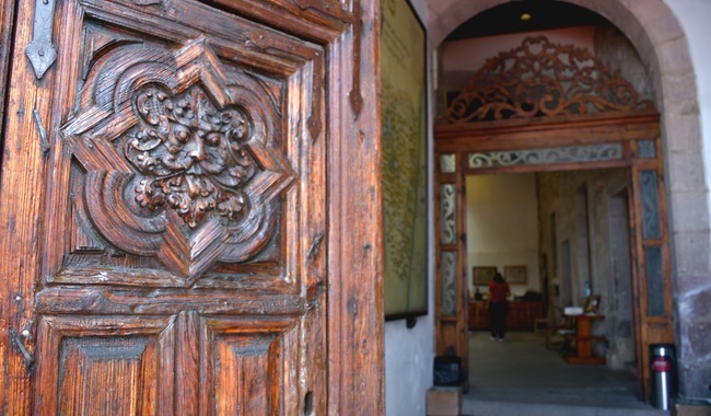 Museo de Arte Colonial de Morelia cautiva con su puerta barroca y colección de cristos coloniales