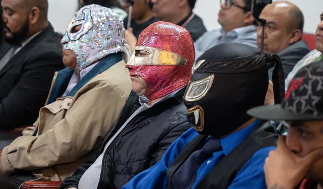 Luchadores reciben asesoría sobre derechos de autor y propiedad intelectual para proteger su legado