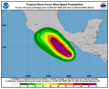 Huracán Erick categoría 1 impacta costas de Oaxaca con lluvias intensas y vientos fuertes