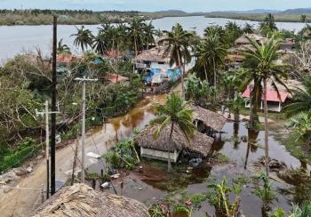 Huracán Erick deja dos muertos y severos daños tras su paso por el sur de México