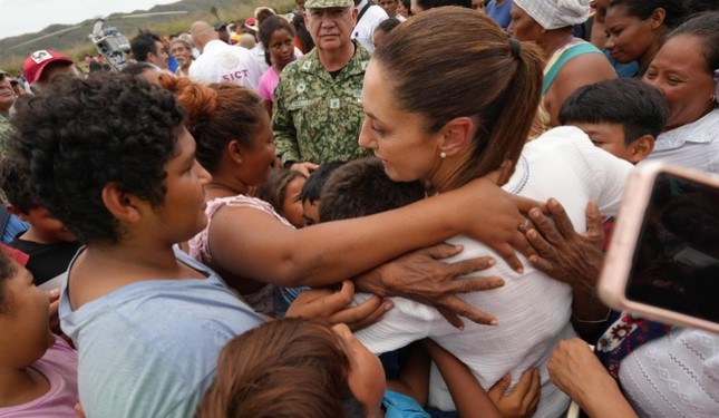 Claudia Sheinbaum supervisa zonas afectadas por huracán Erick en Oaxaca y promete apoyos directos