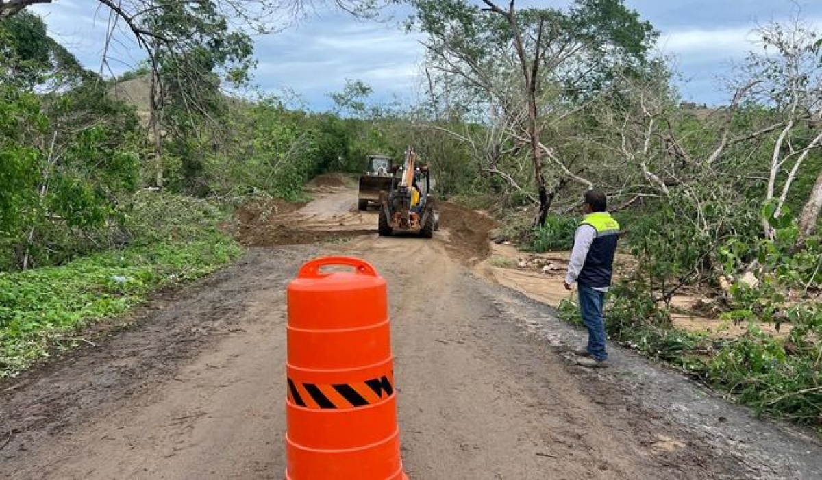 SICT refuerza trabajos en 98 frentes para rehabilitar caminos en Oaxaca y Guerrero tras huracán Erick