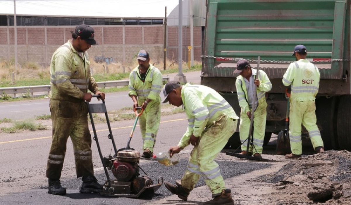 SICT da mantenimiento a la carretera 45 Norte entre Aguascalientes y Zacatecas, eje logístico clave del país
