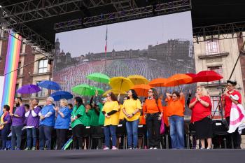 CDMX despliega la bandera LGBT+ más grande del mundo como símbolo de paz y diversidad