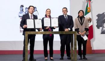 Claudia Sheinbaum firma decretos que reducen edad de jubilación y mejoran movilidad docente en México