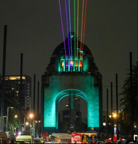 El Arco Iris Globalizador ilumina el cielo de CDMX durante el mes del orgullo